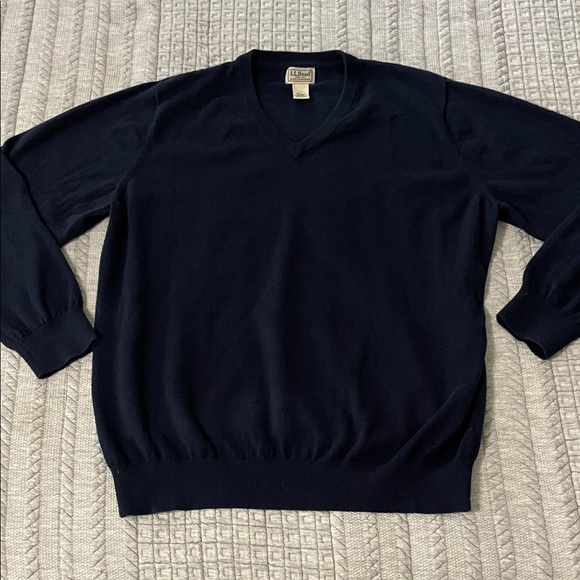 L.L. Bean Men's Deep Blue V-Neck Sweater ItemID 274603 - Picture 2 of 4